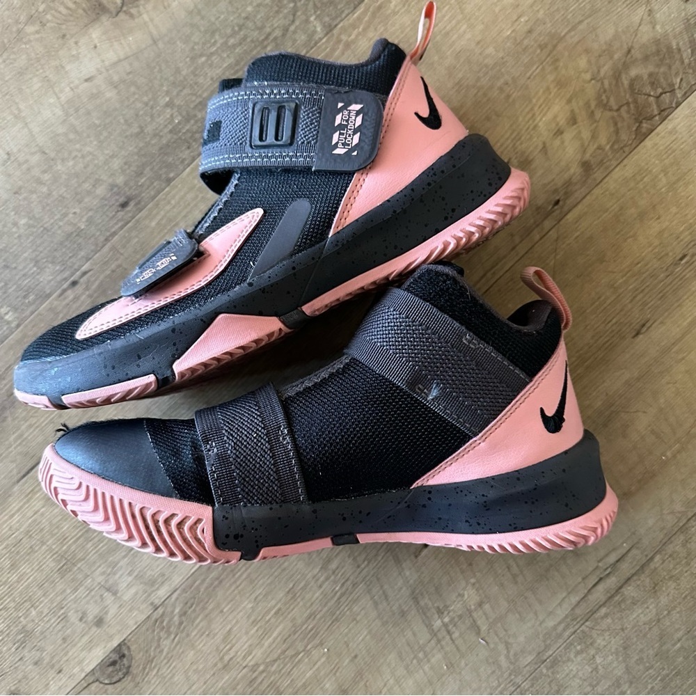 Nike Lebron Soldier 13 GS 'Black Bleached Coral' Youth Sneakers - Picture 4 of 11